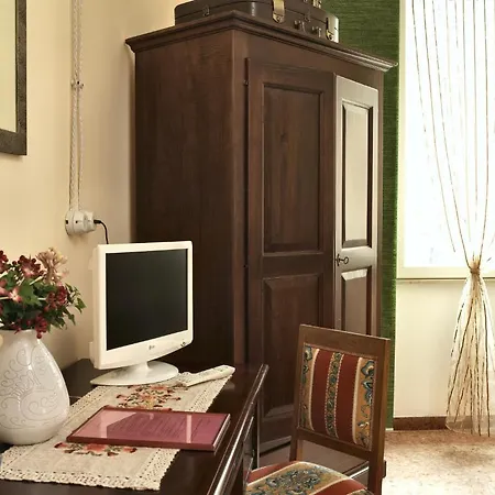 Domo Silvia E Paolo بيت ضيافة 3*